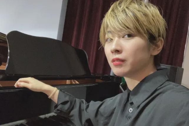 蜗居公厕洗澡一顿饭只花2毛钱：简直是梦中情房！九游会35岁世界著名女钢琴家现状曝光！住7㎡(图22)